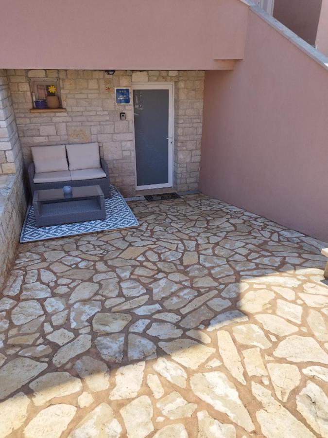 Studio Apartman Dezire Buje Exterior photo