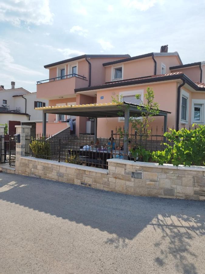 Studio Apartman Dezire Buje Exterior photo